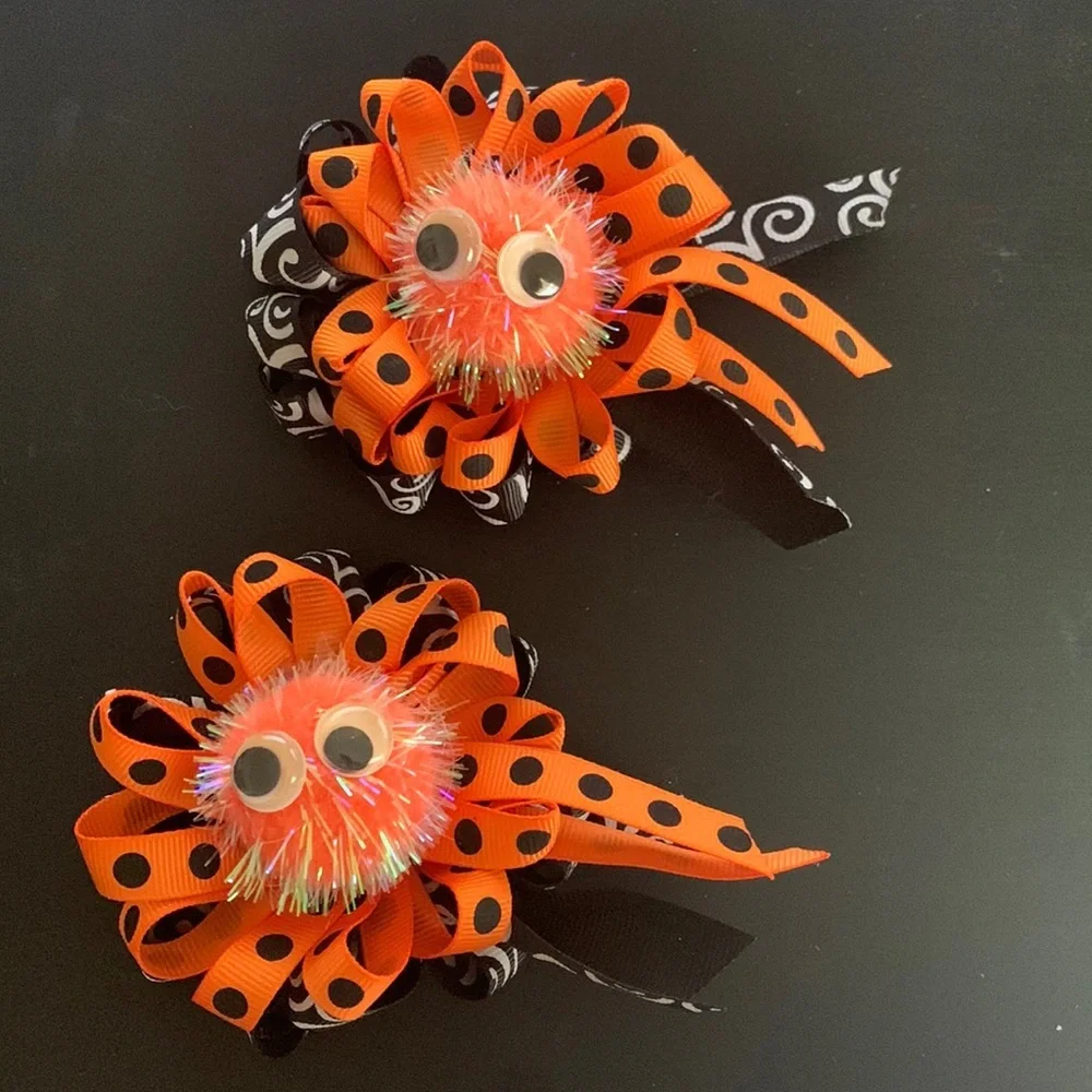 Halloween monster bows/clips.‎